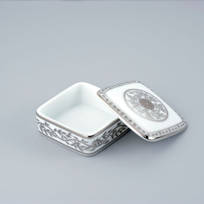 THG MARQUISE BLANC DECOR PLATINE Коробка для таблеток керамическая, квадратная, настольная, декор платина, цвет: белый