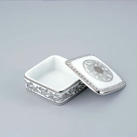 THG MARQUISE BLANC DECOR PLATINE Коробка для таблеток керамическая, квадратная, настольная, декор платина, цвет: белый